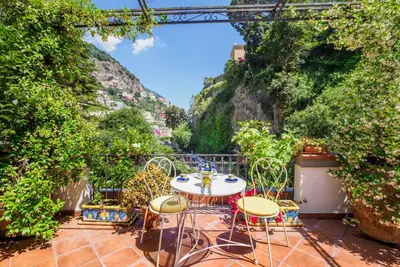 Image de Positano Elegant Terrace est une maison indépendante située au cœur de Positano, le long de Viale Pasitea, à quelques minutes à pied du centre et des plages. Elle peut accueillir jusqu’à 6 personnes dans des espaces spacieux et lumineux, avec tro