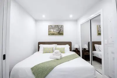 Image de Brand New King Bed Suite| Gym| Ug Park| Kensington