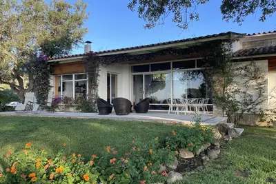 Image de Casa Mar avec un magnifique jardin et vue sur la mer