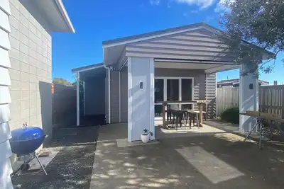 Image de The Shack - Pauanui Guest House - 2 Bedrooms - Self-Contained + Full Kitchen