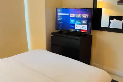 Image de Condo élégant et confortable d'une chambre dans le centre de Square One