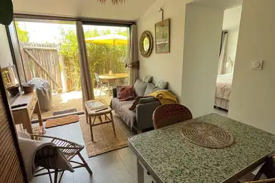 Image de Logement avec terrasse à 3 minutes de la mer et des commerces
