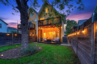 Image de East Austin Retreat • Firepit Near Downtown + Nightlife | Govalle Glow