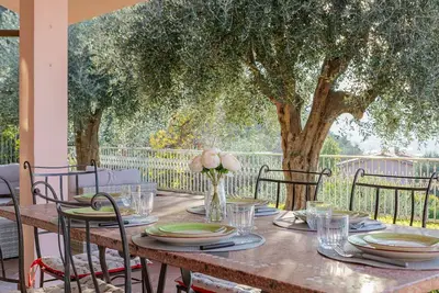 Image de Luxury on hillside with private garden and sea view