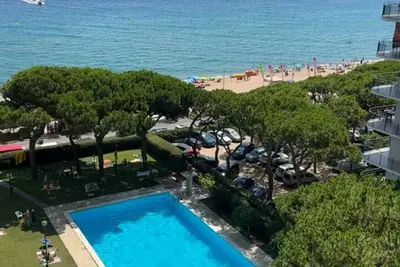 Image de Luminous apartment with two balconies and swimming pool in front of the sea