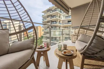 Image de Bienvenue dans votre escapade sur la magnifique plage de La Cala! Cet appartement chaleureux est le point de départ parfait pour des vacances inoubliables, alliant la tranquillité des environs à la commodité d'avoir tout à portée de main. Avec deu