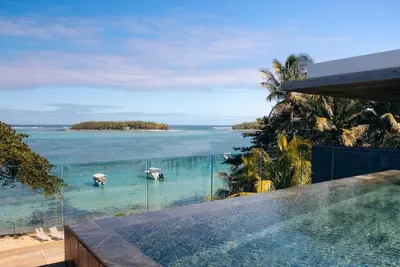 Image de Blue Bay Luxury Penthouse offers stunning seaview and direct beachfront access.