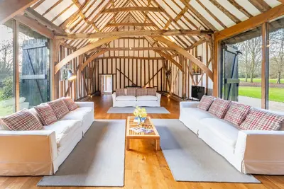 Image de Huge 400-year-old barn with a snooker table and two double bedrooms