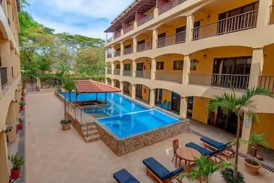 Image de Tropical 2br Condo in Playas del Coco – Pool, Walk to Beach & Downtown.