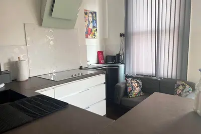 Image de 4 ensuite bedroom home with parking in Broomhill 5 mins to centre & hospital