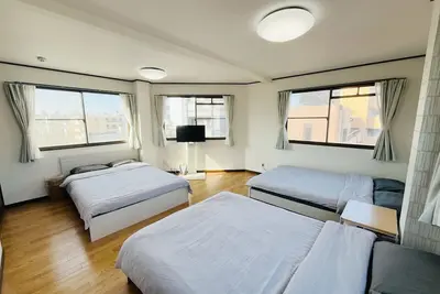 Image de 4 minutes walk from the station, 120 ㎡ 4 bedrooms, 14 people can rent the entire second floor. Perfect for large groups. Fully equipped, convenient living. Nearby restaurants and convenience stores are available, and direct train access to Namba and Nihon