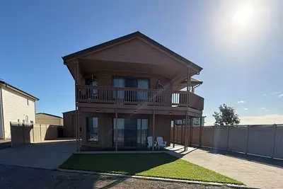 Image de B & B on Yorkes- 2 storey holiday home. Free Wifi, off peak special available