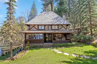 Image de New Listing! Lakefront | Private Beach and Dock | 3 Master Suites | Hot Tub