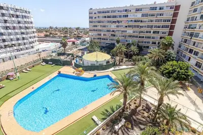 Image de Central apartment close to everything with swimming pool and parking.