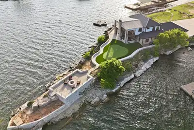 Image de Point Break at Pk Lake- Pickleball, Putting Green and Swim Dock