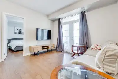 Image de 3-bedroom townhome in fabulous Markham with 2 patios