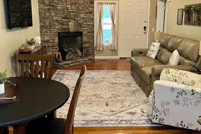 Image de New Rental-Great Rates! Peaceful 2b-1. 5b cottage- 0. 4 mile to Fcf State Park