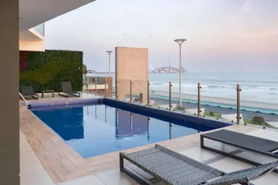 Image de Luxurious 2 bedroom condo with partial ocean view