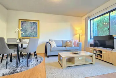 Image de Refined comfort 1 bed Neutral Bay w parking & balcony