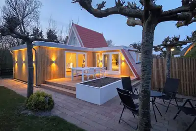 Image de Newly renovated vacation home in a quiet park. Fully fenced garden.