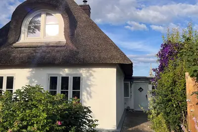Image de Family-friendly thatched cottage near the North Sea