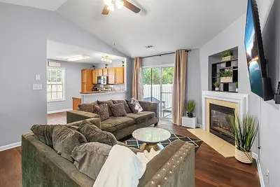 Image de Stylish Clt 3 bedrooms 5-beds w/backyard- 23 Mins to Uptown