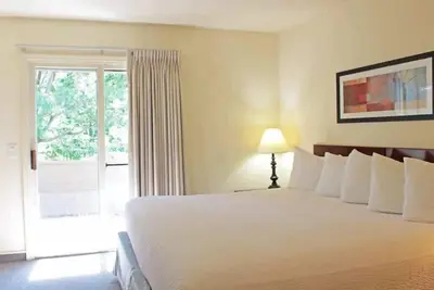 Image de Two Bedroom, First Floor.