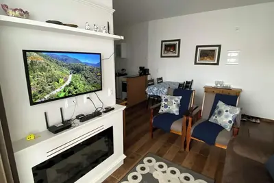 Image de Cozy apartment with 2 bedrooms, kitchen, fireplace and mountain views.