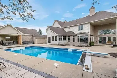 Image de Spacious home with pool and Bbq grill
