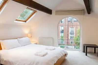 Image de Mezzanine loft cottage steps from Lgi and the city centre