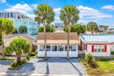 Image de Steps to Ocean + Fenced Yard: Twin Palms Cottage