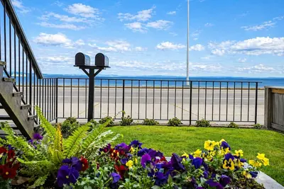 Image de Serene Waterfront Escape - 2br with Mountain Views & A/C