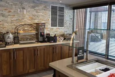 Image de Accessible Queen Studio w/ Sofa Bed + Kitchen