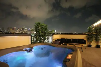 Image de Modern Skyline View w/ Jacuzzi | 5 mins to Dt