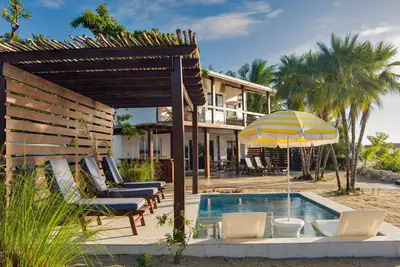 Image de Luxury Waterfront 1bd Villa w. Pool + Dock