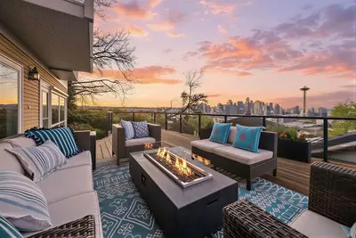 Image de Skyline Craftsman with Panoramic City, Space Needle, and Water Views.