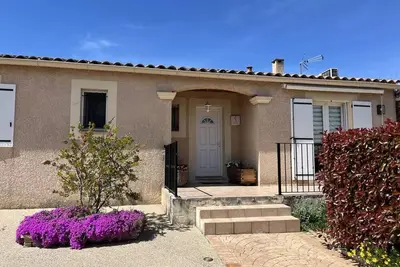 Image de Une maison de plein pied au calme dans un lotissement avec piscine et parking