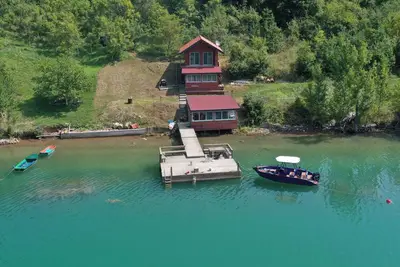 Lake House Perucac