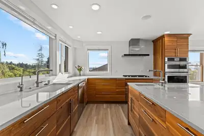Image de West Seattle Retreat with Spa and Sunset Views