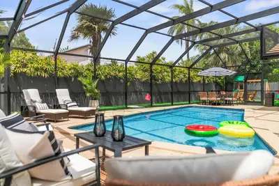 Image de Tropical Family Haven • Pool + Game Room • Minutes from Zoo