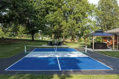 Image de Family Fun Retreat - Pickleball, 9 Hole Mini Golf, Hot Tub + Fire Pit + Jukebox