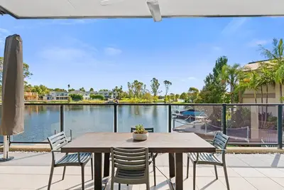 Image de Attention golfers and boat enthusiasts. Three-bedroom three-bathrooms with jetty.
