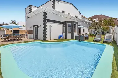 Image de Stunning home in Tahiche with private swimming pool, can be inside or outside