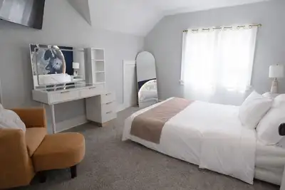 Image de Game Room + Pool Table - Near Lake & Airport & Dt