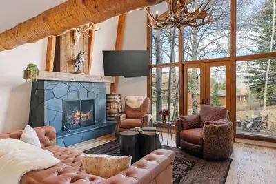 Image de Abode at Luxe Barnhouse, Teton views, private hot tub, upscale interior