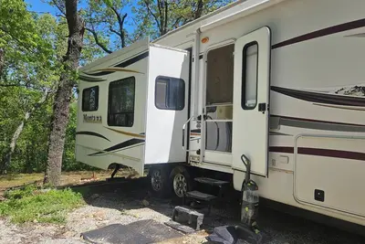Image de Camper 3 just 1. 5 miles from Stockton Lake\nHigh point boat ramp. At Fair Play Mo
