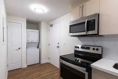 Image de Entire Two Bedroom Apartment Steps to Universities