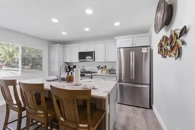 Image de 2br Home Near Prescott Square - Gray Frontier House