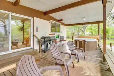 Image de Group Getaway by Norfolk Lake! Soak, Play & Unwind