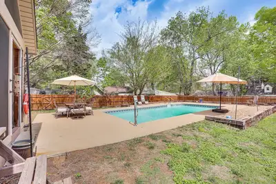 Image de 6 Mi to Geha Field! Family Home w/ Screened Porch